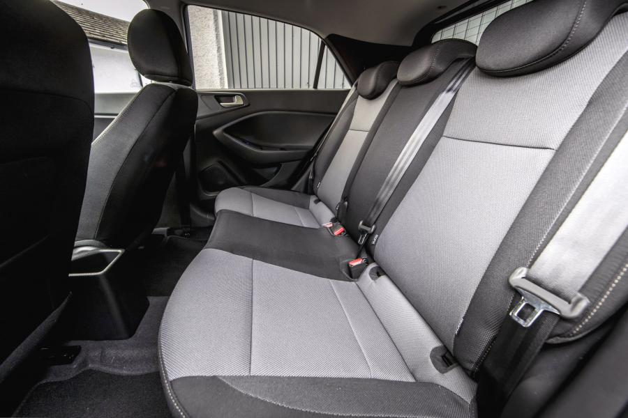 Интерьер Hyundai i20 Play (IB) 2019 года  (UK) (фото 15 из 42)